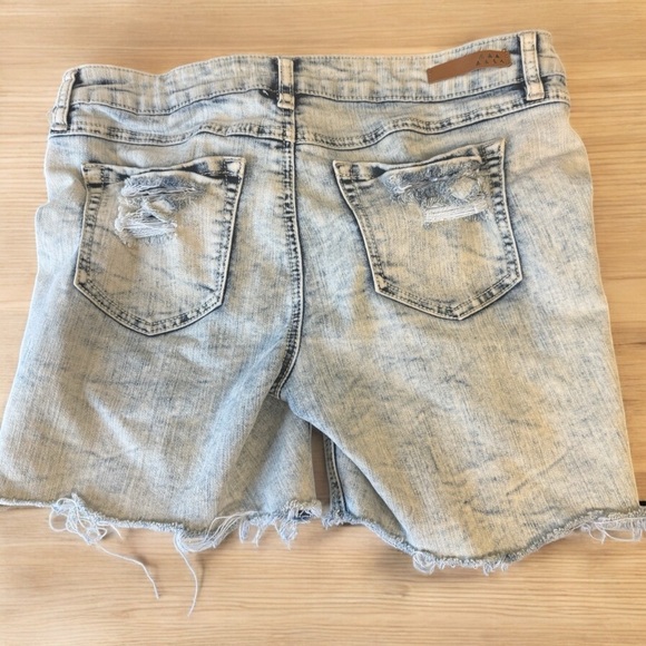Dollhouse Distressed Jean Shorts - Light Blue - Picture 2 of 4